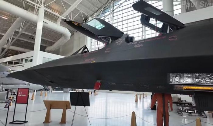 SR-71 là một hệ thống cực kỳ phức tạp. Máy bay cần nhiên liệu JP-7 đặc biệt, máy bay tiếp dầu KC-135Q/T, đội ngũ kỹ thuật có chuyên môn riêng và quy trình bảo dưỡng rất khắt khe.