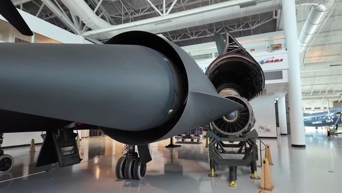 Vấn đề là chi phí để duy trì một chiếc máy bay được chế tạo cho vận tốc Mach 3 ngày càng khó tương xứng với nhiệm vụ mà nó đảm nhận.