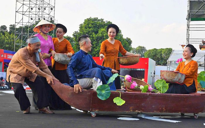 Các đoàn nghệ thuật mang đến những tiết mục giàu bản sắc văn hóa.