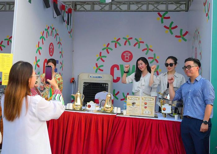 Du khách lưu lại những khoảnh khắc tại không gian giao lưu văn hóa quốc tế.