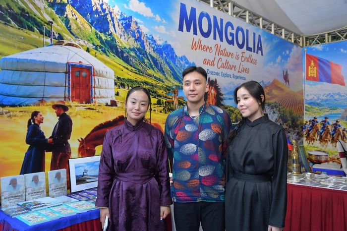 Trang phục truyền thống góp phần tạo nên không gian văn hóa đa sắc màu.