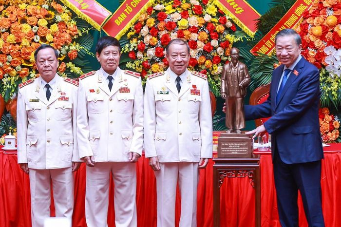 Tổng Bí thư, Chủ tịch nước Tô Lâm tặng bức tượng Chủ tịch Hồ Chí Minh cho Hội Cựu Công an nhân dân Việt Nam. Ảnh: Quang Vinh.