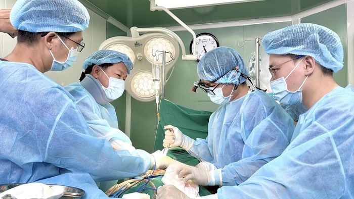 Ê kíp bác sĩ thực hiện phẫu thuật thẩm cho bệnh nhân. Ảnh: L.H