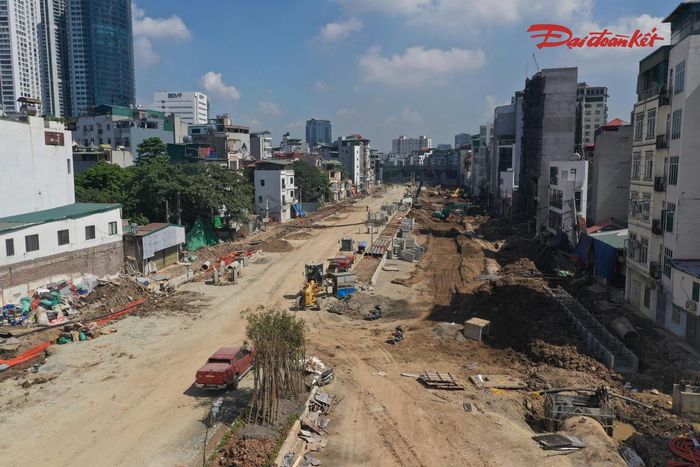 Tại đoạn tuyến qua địa bàn phường Cầu Giấy, máy móc, nhân lực được bố trí liên tục. Đoạn Cầu Giấy - khu đô thị mới Dịch Vọng dài khoảng 420m, hiện đã hoàn thành hơn 80% khối lượng công việc.