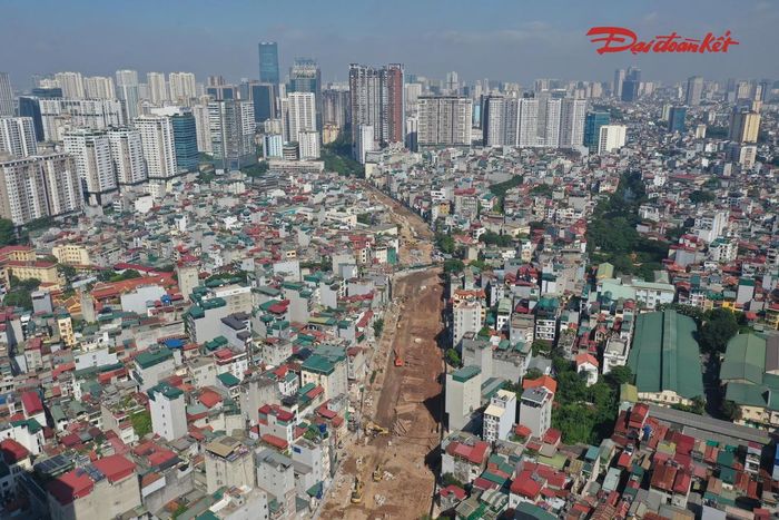 Mốc 10/10 đang đến gần, trên công trường Vành đai 2,5, tiếng máy thi công vẫn liên tục từ sáng đến tối. Các nhà thầu đang tận dụng từng ngày để hoàn thiện những hạng mục còn lại, hướng tới mục tiêu thông xe kỹ thuật tuyến đường vào dịp kỷ niệm 72 năm Ngày Giải phóng Thủ đô.