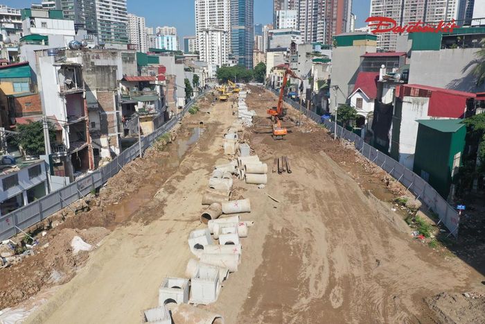 Đến nay, khối lượng thi công tại đoạn tuyến này đạt khoảng 60%. Nhà thầu đang tập trung hoàn thiện các hạng mục để phấn đấu đến ngày 10/10 hoàn thành phần bên phải đường, phục vụ nhu cầu đi lại của người dân.