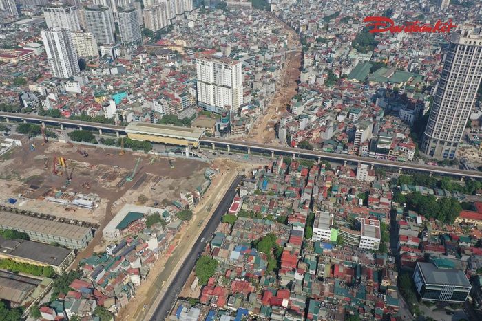 Ông Đặng Thanh Ngôn, Giám đốc Công ty Cổ phần Xây dựng và Vật tư thiết bị 1, đơn vị triển khai đoạn tuyến Ngụy Như Kon Tum - Nguyễn Trãi, cho biết nhà thầu đang huy động tối đa máy móc, nhân lực, tổ chức thi công 3 ca cả ngày và đêm.