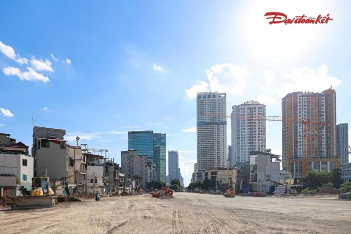 Nhà thầu đang triển khai thảm nhựa nền đường, đồng thời thường xuyên kiểm tra, đo đạc để bảo đảm các yêu cầu kỹ thuật trong quá trình thi công. Đơn vị đặt mục tiêu cơ bản hoàn thành đoạn tuyến trước ngày 10/10.