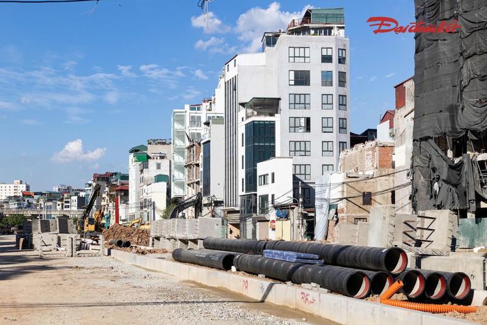 Công nhân tập trung hoàn thiện dải phân cách, cây xanh và cây bóng mát được tập kết, chuẩn bị trồng dọc tuyến Vành đai 2,5.