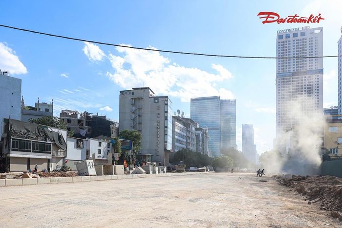 Công nhân vệ sinh, thổi bụi, san phẳng mặt bằng, chuẩn bị trải thảm bê tông nhựa trên tuyến Vành đai 2,5.