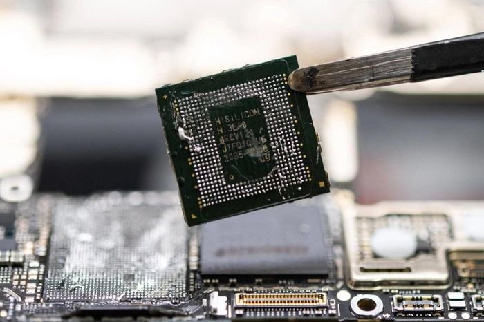  Chip Kirin 9000S trên điện thoại Huawei Technologies Mate 60 Pro. Ảnh: Bloomberg. 
