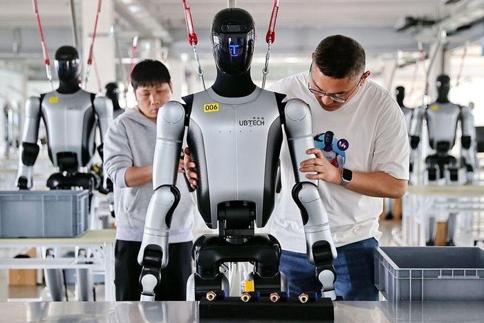  Công nhân vận hành robot tại cơ sở công nghiệp robot thông minh ở tỉnh Hà Bắc, Trung Quốc hồi tháng 4. Ảnh: VCG. 
