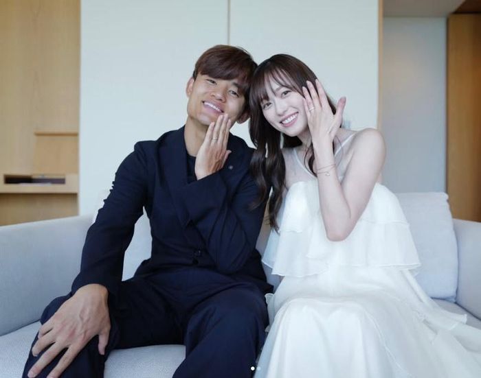 Kubo và Haruka Fukuhara cùng khoe nhẫn cưới trong loạt ảnh công bố hôn nhân tối 2/10.