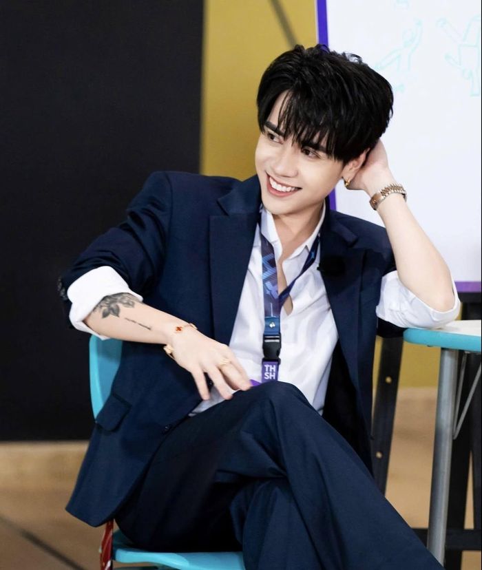 Chiến thắng của Quang Hùng ở Tinh hà "say hi" được đánh giá là xứng đáng. Xét về thành tích và lượng fan, khó ai có thể vượt qua nam ca sĩ này để vươn lên vị trí quán quân. Quang Hùng sinh năm 1997, nổi tiếng từ Anh trai "say hi" mùa đầu tiên. Năm đó, anh lọt top 5 chung cuộc. Sau chương trình, anh vẫn duy trì sức nóng với lượng fan đông đảo. Quang Hùng có màu sắc âm nhạc riêng, thiên về các ca khúc dễ nghe, bắt tai với lối hát, luyến láy đặc trưng.