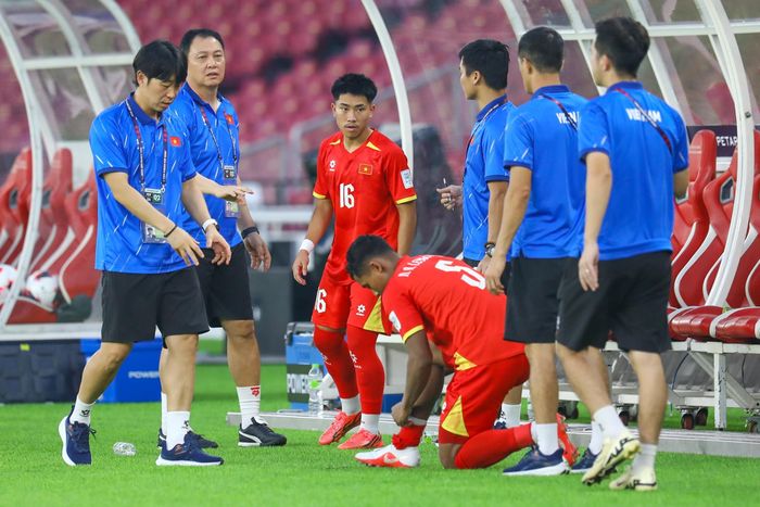  Giải thích cho quyết định này trong họp báo sau trận, ông Kim nói: “Ban đầu, tôi đã có kế hoạch đưa Khoa Ngô vào sân. Tuy nhiên, trong quá trình trận đấu diễn ra, Bùi Hoàng Việt Anh gặp vấn đề và cảm thấy khó chịu ở chân. Sau khi nhận thông tin từ đội ngũ y tế, chúng tôi buộc phải thay đổi kế hoạch và đưa Adou Minh vào sân ngay lập tức”. 