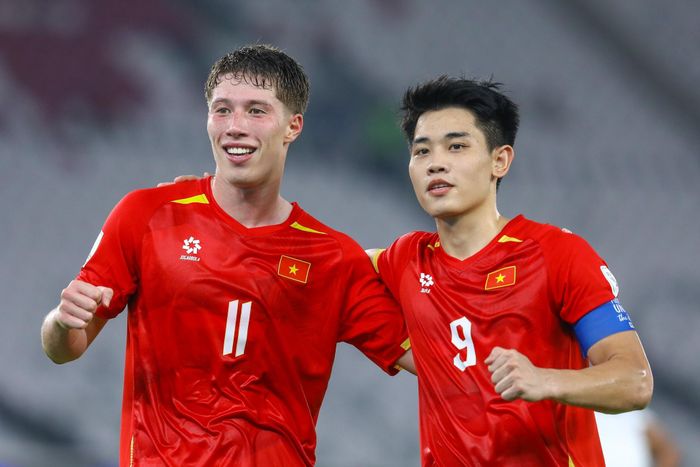  Williams Minh Hoàng (trái), Đình Bắc (phải) cùng Hoàng Đức và Hai Long là 4 người ghi bàn, giúp tuyển Việt Nam giữ được vị trí nhì bảng, có suất vào chơi trận tranh hạng ba với Malaysia vào ngày 5/10 tới. 