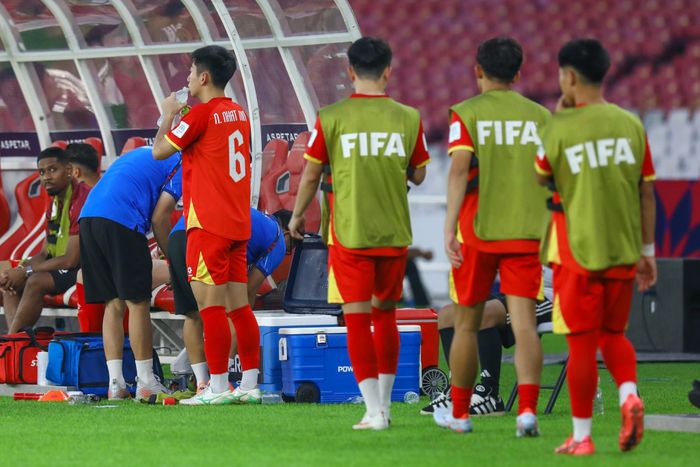  Hy vọng của Khoa Ngô thực sự khép lại ở phút 81 khi ông Kim đưa Nguyễn Nhật Minh vào thay đội trưởng Nguyễn Hoàng Đức. Đó cũng là lần thay người cuối cùng (thứ 5) của tuyển Việt Nam ở trận này. Sau quyết định ấy, Khoa Ngô và nhóm cầu thủ đang khởi động lặng lẽ đi về khu kỹ thuật. 