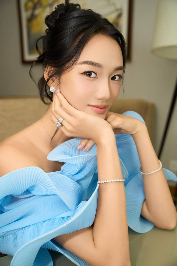  Dù vậy, trong đêm ứng xử, màn thể hiện của Quỳnh Anh ở top 5 và top 3 đều kém kỳ vọng. Cụ thể, với câu hỏi: "Nếu được trao vương miện Miss Universe Vietnam nhưng chỉ có một năm để tạo ra thay đổi cho phụ nữ, bạn sẽ chọn vấn đề nào và bắt đầu từ đâu?", người đẹp khẳng định nếu giành vương miện, cô sẽ dùng tiếng nói và sức ảnh hưởng để hỗ trợ phụ nữ, trẻ em có hoàn cảnh khó khăn, giúp họ có cơ hội thể hiện bản thân, được sống là chính mình. “Tôi muốn mở các workshop riêng để dạy catwalk, đồng thời lắng nghe những chia sẻ, nguyện vọng của họ trong cuộc sống. Lớp học ấy không chỉ hướng đến việc đào tạo người mẫu, mà quan trọng hơn là giúp phụ nữ trở nên tự tin, dám thể hiện và sống thật với bản thân”, Quỳnh Anh nhấn mạnh. 