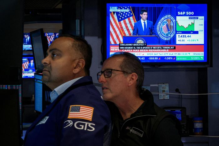  Các nhà giao dịch làm việc tại sàn giao dịch chứng khoán New York (NYSE) ngày 29/7 khi màn hình chiếu trực tiếp cuộc họp báo của Chủ tịch Cục Dự trữ Liên bang Mỹ Kevin Warsh sau thông báo về lãi suất của Fed. Ảnh: Reuters. 