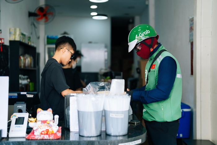 Khách văn phòng, doanh nghiệp là nhóm thường có nhu cầu lấy hóa đơn khi đặt món qua ứng dụng.