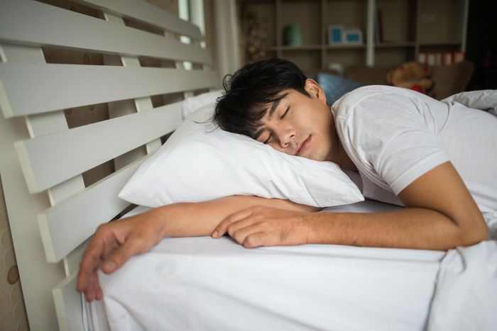  Giấc ngủ diễn ra theo nhiều chu kỳ, mỗi chu kỳ khoảng 90 phút, luân phiên giữa ngủ nông, ngủ sâu và giai đoạn REM. Ảnh: Magnific.