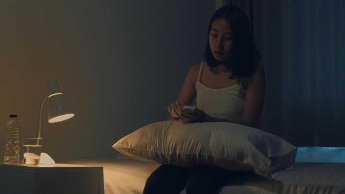  Thức giấc sớm kéo dài, lặp lại từ 3 lần mỗi tuần và ảnh hưởng đến sức khỏe ban ngày là dấu hiệu cần được đánh giá nguyên nhân. Ảnh: Magnific.