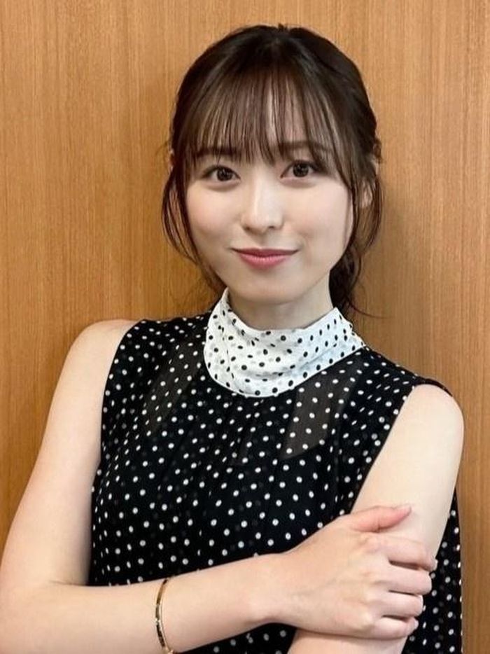 Fukuhara Haruka sinh năm 1998 tại Saitama, bắt đầu hoạt động nghệ thuật từ khi còn nhỏ. Cô được khán giả Nhật biết đến rộng rãi qua chương trình thiếu nhi Cookin' Idol! Ai! Mai! Main!, từ đó gắn với biệt danh “Main-chan” trong nhiều năm. Sau giai đoạn sao nhí, Fukuhara tiếp tục làm người mẫu rồi chuyển trọng tâm sang diễn xuất, dần xây dựng vị trí riêng trong thế hệ nữ diễn viên trẻ của Nhật Bản.