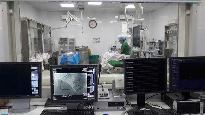 Bác sĩ can thiệp cho bệnh nhân đột quỵ. Ảnh: BVCC.