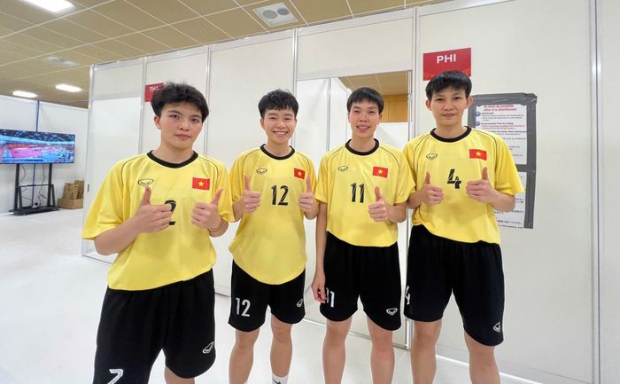  Nguyễn Thị Ngọc Huyền (số 12) và Nguyễn Thị Yến (số 11) là những vị trí quan trọng trong lối chơi của tuyển Việt Nam, đảm nhiệm các pha đỡ cầu, chuyền cầu và phối hợp tổ chức tấn công, góp phần duy trì sự ổn định trong từng pha cầu. 
