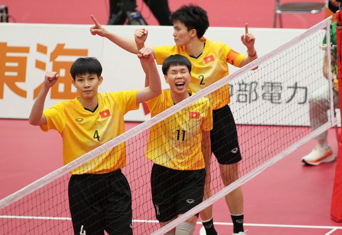  Trần Thị Ngọc Yến (số 4), sinh năm 2004 trong một gia đình làm nông ở Đồng Tháp, bén duyên với cầu mây từ năm 11 tuổi sau một đợt tuyển chọn tại Trường THCS Thống Linh (Đồng Tháp). Có thể hình tốt, sải chân dài và sự nhanh nhẹn, cô sớm được các HLV chú ý nhưng từng có lúc muốn bỏ cuộc vì thấy cầu mây quá khó. Sau hơn 10 năm theo đuổi môn thể thao này, Ngọc Yến trở thành chủ công của tuyển Việt Nam và góp công trong hai chức vô địch ASIAD liên tiếp. 