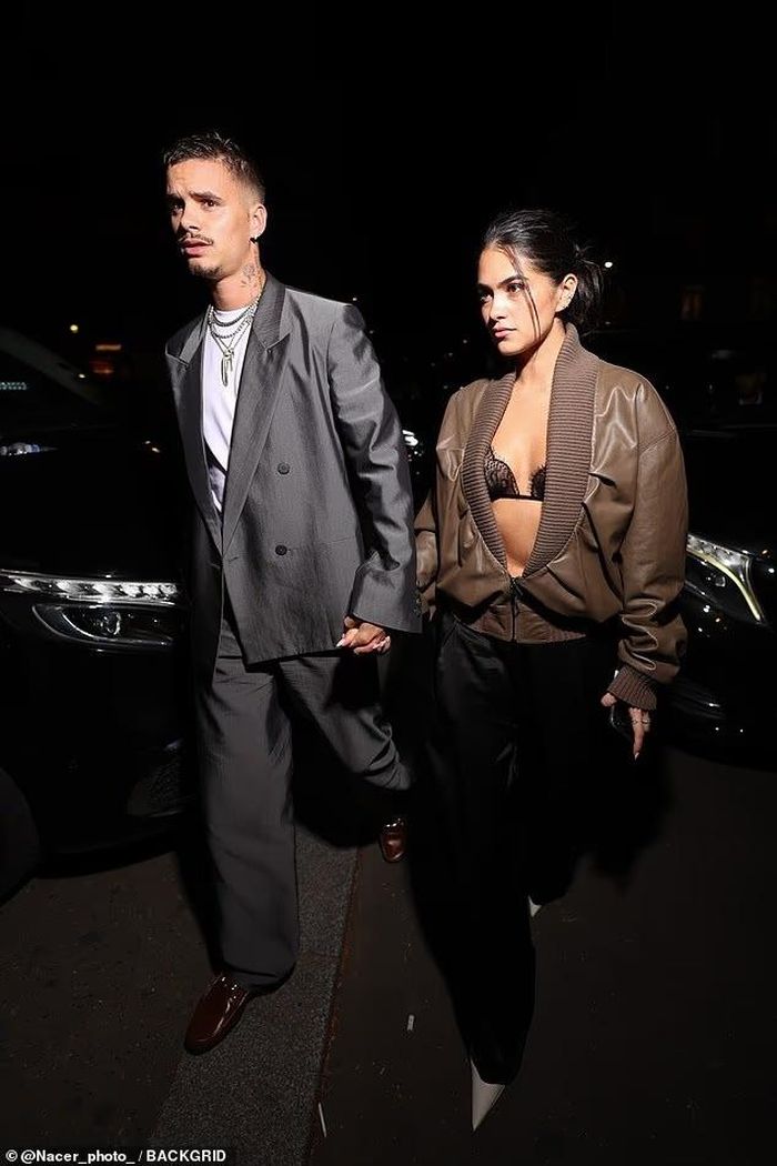 David Beckham cùng Romeo, Cruz và Harper ngồi hàng ghế đầu ủng hộ Victoria tại show Xuân/Hè 2027 ở Paris Fashion Week. Ảnh: Backgird, Reuters.