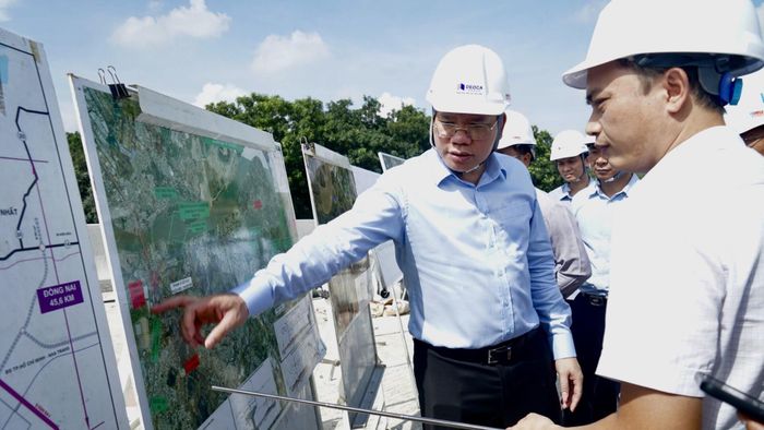 Phó chủ tịch UBND TP.HCM Hoàng Nguyên Dinh làm việc với nhà thầu thi công nút giao Tân Vạn. Ảnh: SGGP.