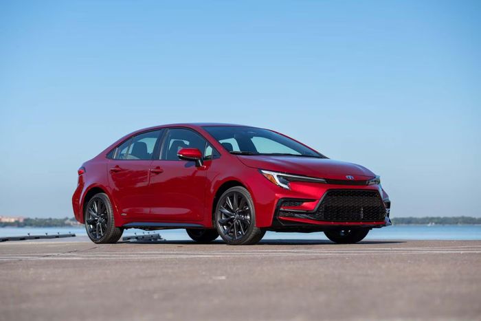  Toyota được đánh giá là một trong những hãng hưởng lợi rõ nhất khi người tiêu dùng quan tâm xe hybrid. Doanh số tổng thể của hãng trong quý III tăng nhẹ lên 633.223 xe, trong khi riêng Corolla Hybrid tăng gần 36%, đạt 13.003 xe. 