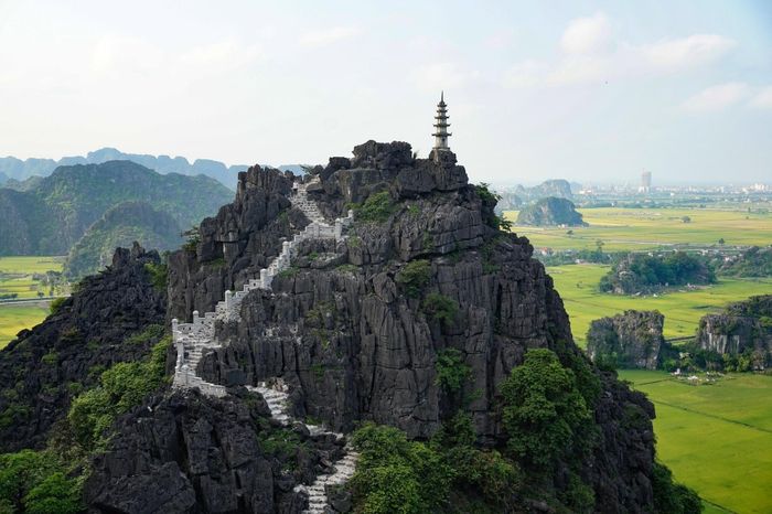 Du lịch tiếp tục là một trong những lĩnh vực quan trọng của kinh tế Ninh Bình. Ảnh: Unsplash.