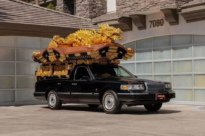 Chiếc Lincoln Town Car được dùng làm phương tiện phục vụ tang lễ tại Nhật Bản. Ảnh: Carscoops.