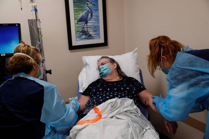  Các y tá tiêm thuốc cho bệnh nhân tại một bệnh viện ở Sarasota, Florida (Mỹ). Ảnh: Reuters. 