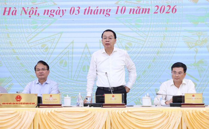  Thứ trưởng Bộ Tài chính Nguyễn Đức Chi (đứng) thông tin về các giải pháp của Chính phủ để đạt mục tiêu tăng trưởng 2 con số năm nay. Ảnh: Chinhphu.vn/Nhật Bắc. 