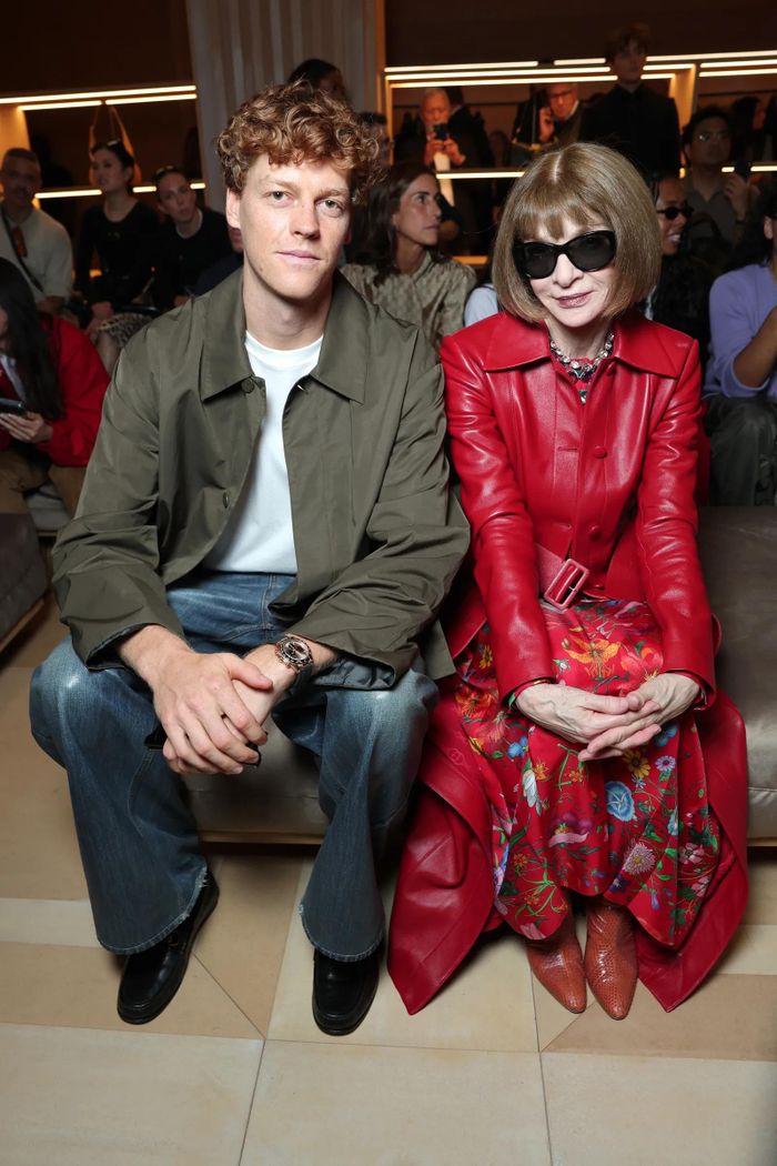 Sinner cùng Aryna Sabalenka và Anna Wintour tại Milan Fashion Week. Ảnh: German Larkin.