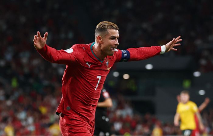 Quyết định rời đi của CR7 gây chấn động bóng đá thế giới. Ảnh: Reuters.