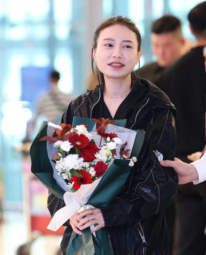  Sau khi hoàn thành các nội dung thi đấu tại ASIAD, Lee lên máy bay trở về Hàn Quốc vào ngày 2/10. Tuy nhiên, anh để quên cả hai tấm HCV tại khách sạn ở Nhật Bản. Kim Ye-ji có mặt tại sân bay để đón chồng. Khi biết anh để quên huy chương, cô đùa rằng chồng mình có lẽ nên bị "phạt một chút". Lee chỉ biết cười ngượng và xin lỗi vì đã thi đấu tốt nhưng không thể kết thúc chuyến đi một cách trọn vẹn. Ảnh: News1. 