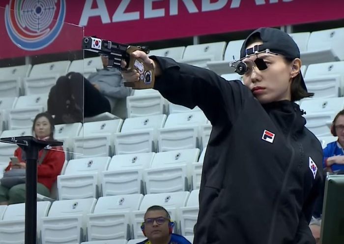  Vợ của Lee Gun-hyuk, xạ thủ Kim Ye-ji, từng được mệnh danh là "xạ thủ ngầu nhất Olympic Paris 2024". Cô sinh năm 1992, bắt đầu tập bắn súng từ năm lớp 6 và từng giành HCĐ tại Giải vô địch bắn súng thế giới ISSF ngay lần đầu dự giải năm 2010. Năm 2024 là mùa giải tạo bước ngoặt trong sự nghiệp của Kim Ye-ji. Tại Cúp thế giới ISSF ở Baku, Azerbaijan, cô giành HCV nội dung súng ngắn thể thao 25 m nữ với 42 điểm ở chung kết, lập kỷ lục thế giới. Ở cùng chặng đấu này, Kim còn đoạt HCB nội dung súng ngắn hơi 10 m nữ. Tại Olympic Paris 2024, Kim giành HCB nội dung súng ngắn hơi 10 m nữ, xếp sau đồng đội Oh Ye-jin của Hàn Quốc. Sau khi kết hôn, cô nghỉ thi đấu từ năm 2025 để sinh con. Ảnh: International Shooting Sport Federation. 