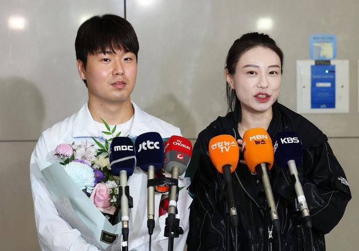  Sau cuộc thi, Lee tiết lộ gia đình là điều anh nghĩ đến khi bước vào thời khắc căng thẳng nhất. Vợ anh là Kim Ye-ji, xạ thủ từng giành HCB tại Olympic Paris 2024. Hai người có một con 16 tháng tuổi. Theo Lee, trước cuộc thi, Kim từng đùa rằng cô sẽ đổi mật khẩu cửa nhà nếu chồng không giành HCV. Ảnh: News1. 