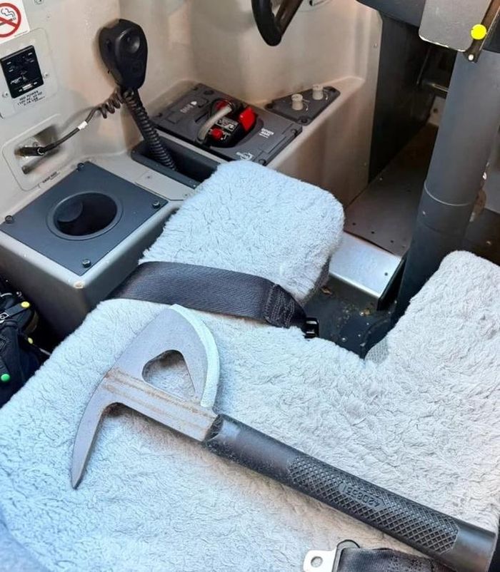  Chiếc rìu thường được trang bị sẵn trong buồng lái máy bay của các hãng hàng không UAE. Ảnh: News18. 