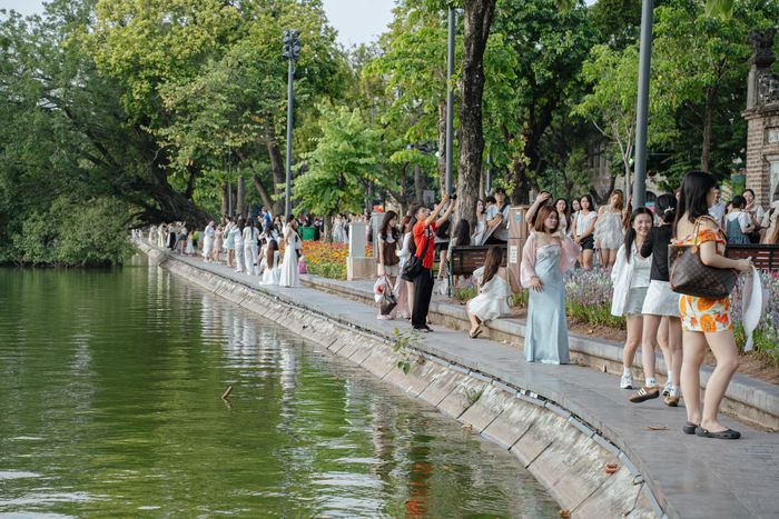 Những thảm hoa mới tiếp tục làm mới diện mạo khu vực ven Hồ Gươm, tạo thêm điểm nhấn cho không gian trung tâm Hà Nội khi bước vào mùa thu. Sự thay đổi theo mùa cũng khiến nơi đây trở thành điểm đến quen thuộc của người dân và du khách trong những ngày thời tiết thuận lợi. 