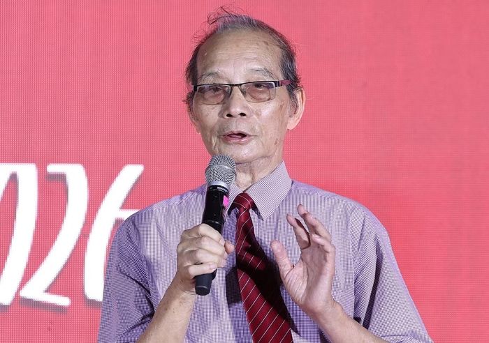  Nhà thơ Bằng Việt năm nay ngoài 80 tuổi, có những cống hiến bền bỉ và xuất sắc cho sự phát triển văn học, nghệ thuật và văn hóa của Thủ đô Hà Nội trong suốt mấy chục năm. 