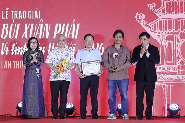  Hạng mục Tác phẩm có hai giải chính thức, một tặng thưởng. 