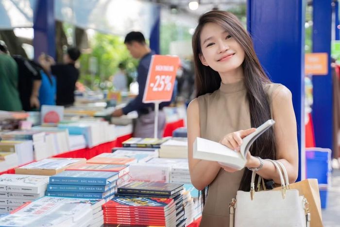  Không gian bên hồ mở thêm cơ hội tiếp cận sách cho nhiều đối tượng, kể cả những người tình cờ đi ngang qua. 