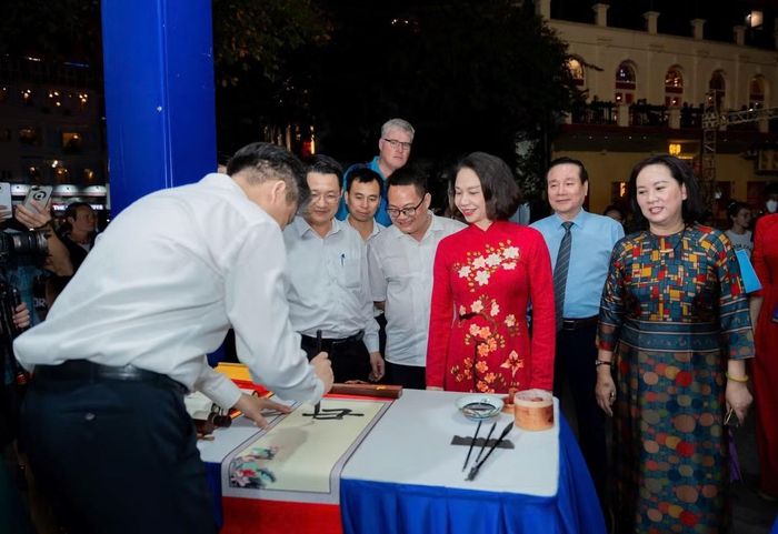  Phó trưởng ban Tuyên giáo TW Nguyễn Văn Chiến ngẫu hứng viết thư pháp. 