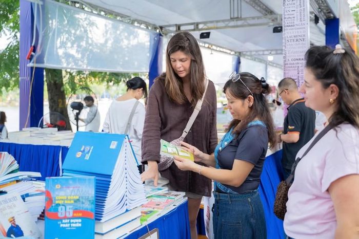  Du khách nước ngoài dừng chân ở Hội sách. 