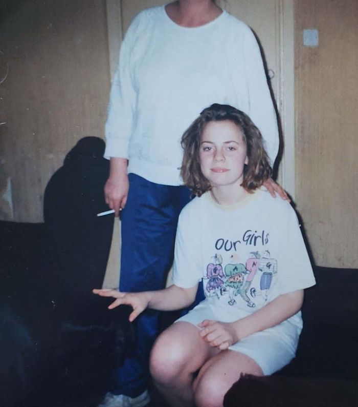 Katriona O'Sullivan, năm 13 tuổi, cùng với mẹ. Ảnh: Guardian.